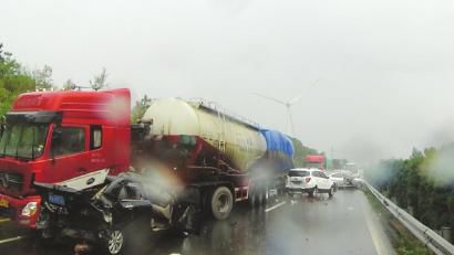 西攀高速公路追尾事故現(xiàn)場。