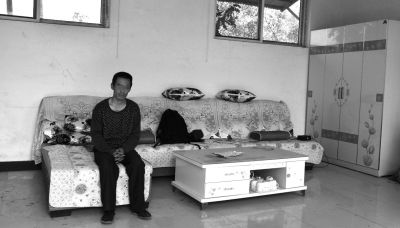交完彩禮錢，牛志忠?guī)缀跎頍o分文，家里的沙發(fā)、茶幾、衣柜都是凌光輝買的。京華時報記者張恒攝