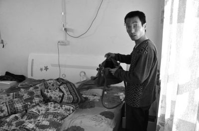 牛志忠翻看凌光輝留下的挎包。京華時報記者張恒攝