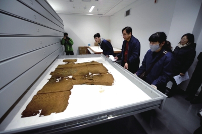 萬(wàn)歷皇帝穿過(guò)的龍袍已經(jīng)碎裂失去色彩。