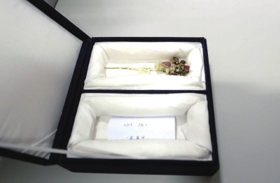 存放于匣內(nèi)的金簪華美依舊。