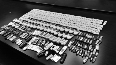 警方在行動中繳獲的地下錢莊持有的銀行卡和手機(jī)、U盾等作案工具。