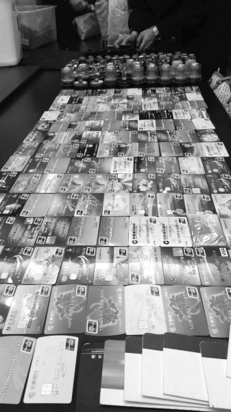 警方在行動中繳獲的地下錢莊持有的銀行卡和手機(jī)、U盾等作案工具。