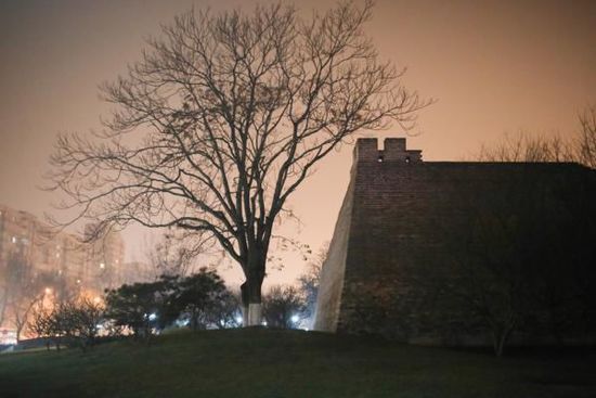 2015年12月20日，北京。霧霾之中，燈光之下的明長城遺址公園。