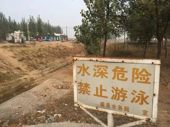 2015年10月20日，記者在河北省威縣看到，橋下河流早已干涸，除了土和石頭，什么都沒(méi)有。 新華社記者郭雅茹 攝