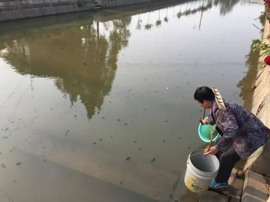 洞庭湖缺水，2015年11月，湖南省南縣石壩村肖喜福老人家中面臨的水質(zhì)型缺水難題。地下水不能喝，只能到被污染的河溝里挑水喝。新華社記者周楠攝