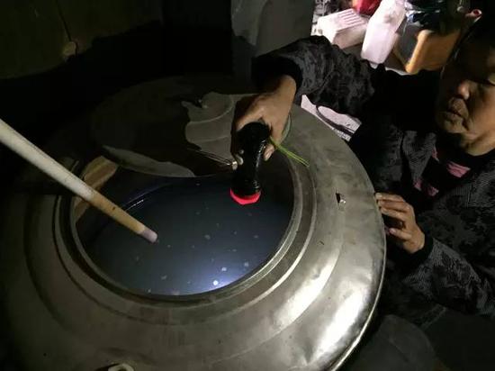 洞庭湖缺水，2015年11月，湖南省南縣石壩村肖喜福老人家中面臨的水質(zhì)型缺水難題。近20多年來(lái)，家里打了兩次深井，如圖所示，井水呈乳白色，鐵錳嚴(yán)重超標(biāo)，無(wú)法飲用。新華社記者周楠攝