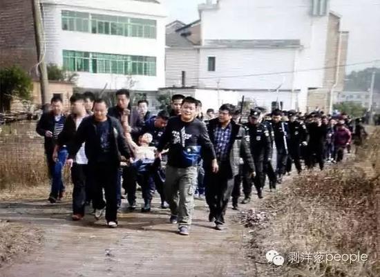 聶露勇被抓獲時(shí)畫面。