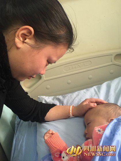 徐女士看著睡著的兒子，心里為手術(shù)費(fèi)發(fā)愁