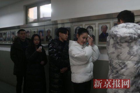 表演系考生考前正用紙巾卸妝。
