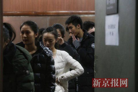 音樂劇系考生在備考區(qū)域等待考試。新京報記者 周崗峰 攝