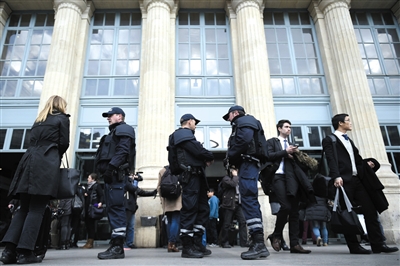 法國巴黎，警方加強(qiáng)安保工作。圖/CFP