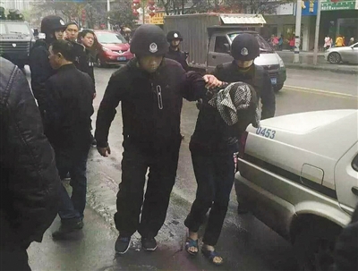 達州市警方押解剛被抓獲的犯罪嫌疑人褚思練（裹頭巾者）。 本組圖片/新華社