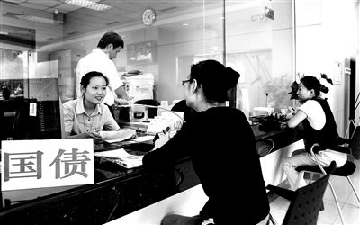 由于網(wǎng)銀和柜臺(tái)同時(shí)開(kāi)售，部分銀行網(wǎng)點(diǎn)甚至來(lái)不及賣(mài)出一筆就發(fā)現(xiàn)額度全部被搶光供圖/視覺(jué)中國(guó)