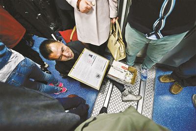 在賣藝時(shí)，李大鵬會(huì)把判決結(jié)果掛在胸前