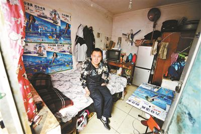 早晨收拾停當(dāng)后，李大鵬準(zhǔn)備前往地鐵賣藝