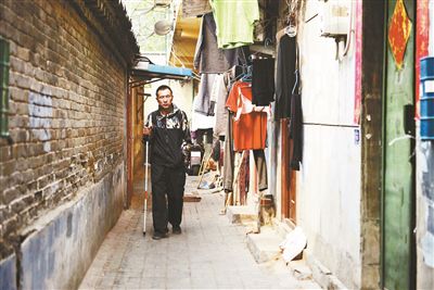 雖然曾被報(bào)道擁有兩套房產(chǎn)，李大鵬實(shí)際的租住地在一片棚戶區(qū)里