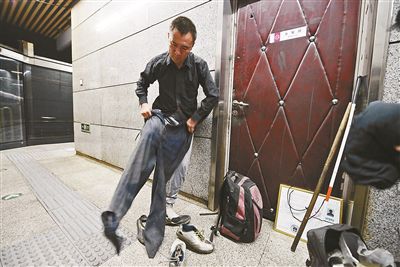 只有在賣藝時(shí)，李大鵬才會(huì)換上破舊的衣服