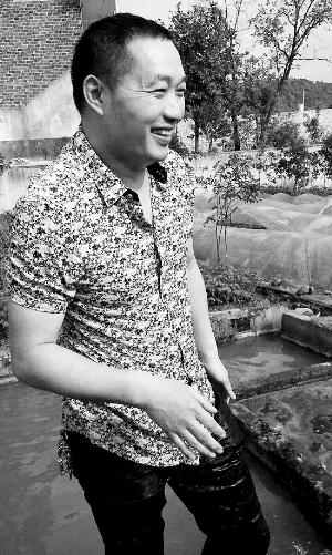 救出小孩上后，楊文利一身糞水。