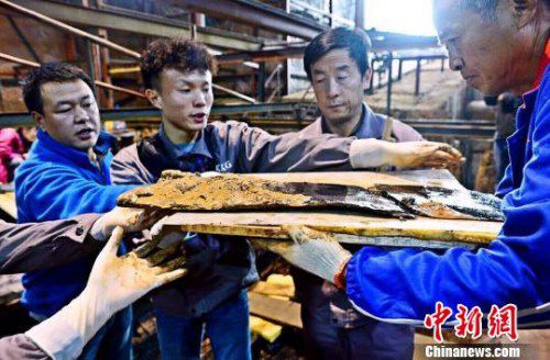 圖為南昌西漢?；韬钅怪鳂∈铱脊虐l(fā)掘現(xiàn)場出土了一組漆器“屏風”?！」?攝