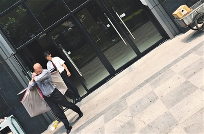 昨日11時許，新華聯(lián)國際公寓門口，一男子將電視等賭具轉(zhuǎn)移，后被警方控制