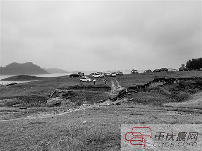 10日，約30輛自駕車被困在長(zhǎng)壽湖的這片湖灘上。