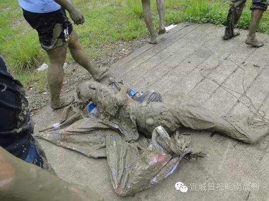 70歲老人深陷淤泥12小時