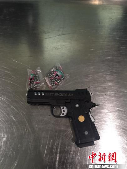 圖為查獲的空氣動(dòng)力槍和鋼珠彈?！＄娦馈z