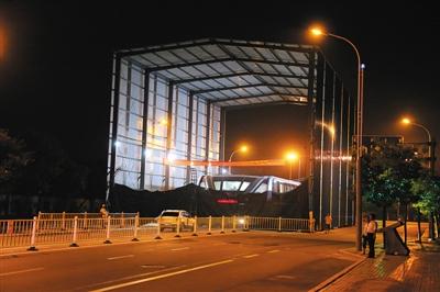 昨日夜間，河北北戴河，“巴鐵”1號試驗(yàn)地，工作人員正在對車體進(jìn)行施工檢修。