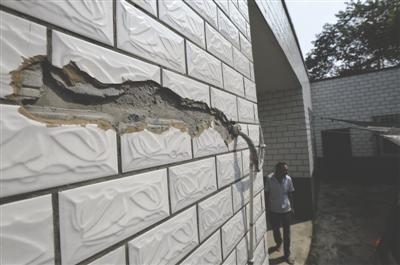 村民家被閃電擊中，墻上的瓷磚被打壞