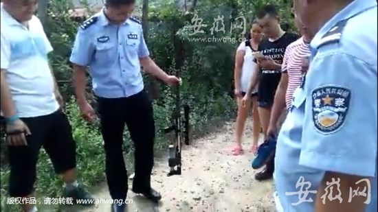 警方在案發(fā)地附近找到的槍支。