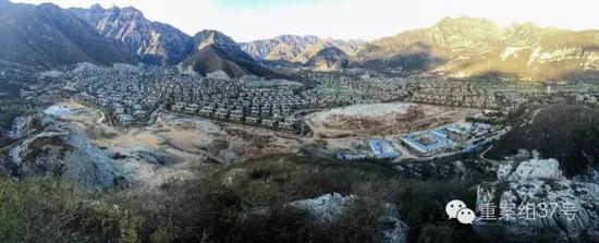 河北淶水“青青小鎮(zhèn)”1-6期全景圖，上百棟別墅組成的別墅群依山而建。部分山體被炸平，準備建起聯(lián)排雙拼別墅。    新京報記者 大路 攝