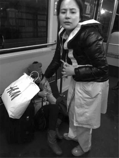 事發(fā)后，一名女乘客（左）受傷。