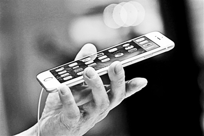 事實(shí)上，很多專業(yè)人士認(rèn)為蘋果回到美國(guó)生產(chǎn)不切實(shí)際的真正原因在于美國(guó)缺乏足夠的產(chǎn)業(yè)工人和配套產(chǎn)業(yè)鏈。一家風(fēng)險(xiǎn)投資公司的合伙人就表示：“目前美國(guó)在消費(fèi)電子產(chǎn)品領(lǐng)域已經(jīng)不具備供應(yīng)鏈。這種供應(yīng)鏈不僅僅指的是原材料和核心部件，而且還包括具有一定能力的熟練技術(shù)工人?！? complete=