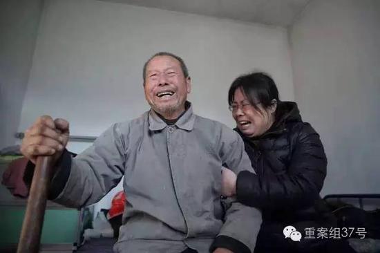 聶樹斌父親得知聶樹斌被判無罪消息后失聲痛哭。 新京報記者 彭子洋 攝