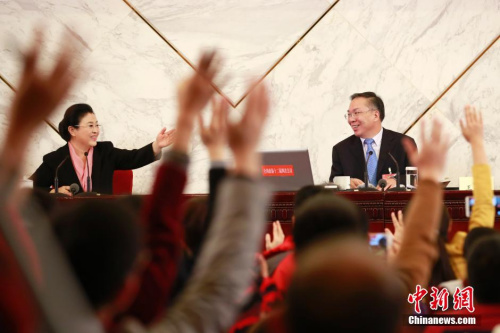 資料圖：2016年3月2日，全國政協(xié)十二屆四次會議新聞發(fā)布會在北京人民大會堂舉行，大會新聞發(fā)言人王國慶(右)回答中外記者提問。中新社記者 盛佳鵬 攝