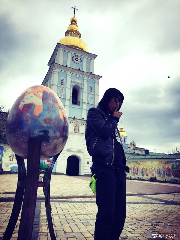 陳羽凡微博曬照，照片中做出閉嘴的手勢