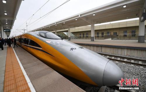 資料圖：2017年3月21日，新型CRH380AJ--0203動車組列車“黃醫(yī)生”從蘭州西車站高速場上線，開始檢測寶蘭客專蘭州西站至東岔站間334公里高鐵行車設(shè)備，寶蘭客專（蘭州局管段）聯(lián)調(diào)聯(lián)試正式啟動。楊艷敏 攝