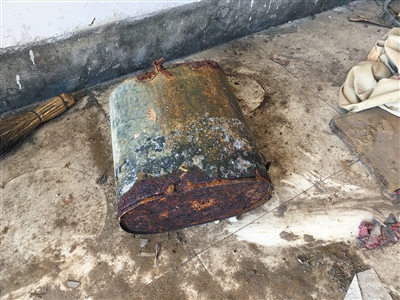 村民參與治理滲坑時(shí)使用過(guò)的鐵桶，已經(jīng)被嚴(yán)重腐蝕。
