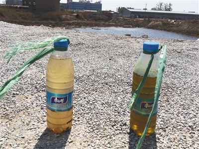 左側(cè)水樣取自化肥廠滲坑經(jīng)過(guò)治理的部分，顏色較淺；右側(cè)水樣取自同一滲坑未經(jīng)治理的部分，顏色更深。