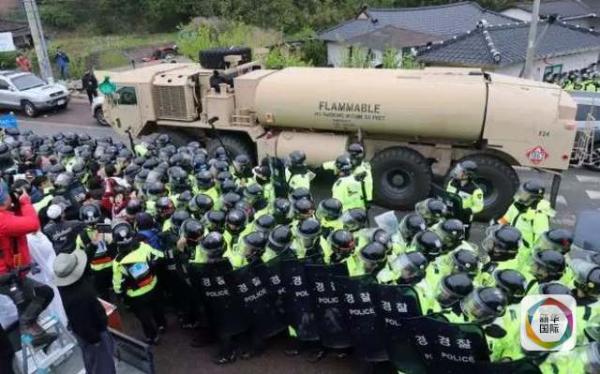 凌晨4時30分左右，駐韓美軍向“薩德”系統(tǒng)部署地星州高爾夫球場運(yùn)送“薩德”相關(guān)裝備。約有20多輛卡車和軍用拖車進(jìn)入星州高爾夫球場，其中裝有兩臺導(dǎo)彈發(fā)射架、X波段雷達(dá)及作戰(zhàn)指控中心等裝備。