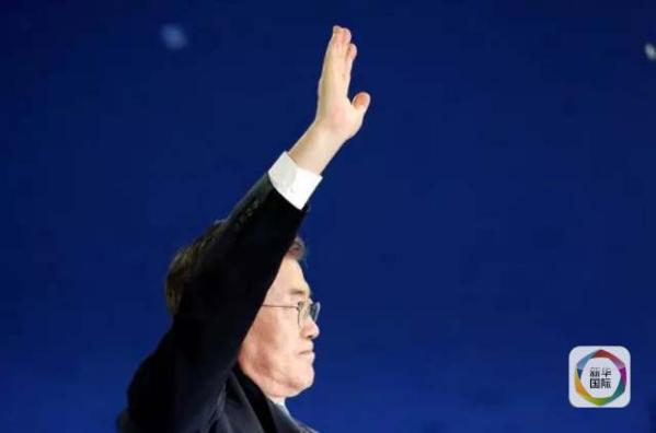 目前民調(diào)領(lǐng)先的共同民主黨候選人文在寅方面當(dāng)天上午表示，強(qiáng)行在星州部署“薩德”的做法“無視國民意愿和程序”，實(shí)際上切斷了下屆政府針對“薩德”相關(guān)政策的判斷余地。