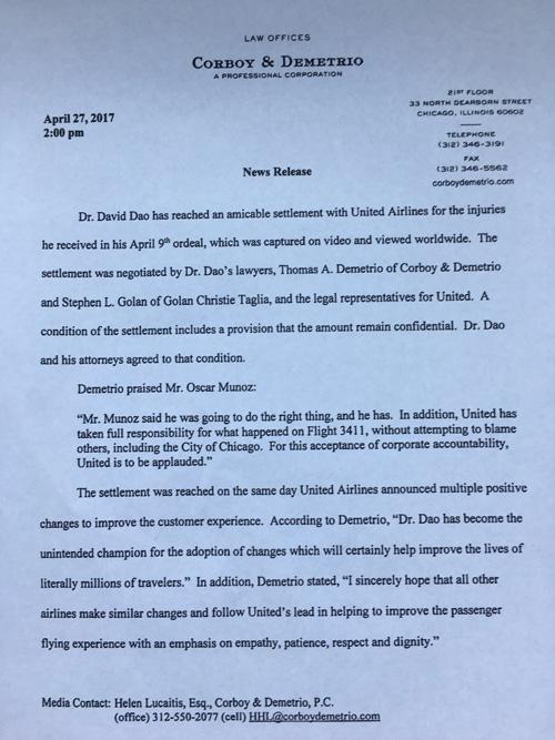 當(dāng)?shù)貢r(shí)間4月27日14點(diǎn)（北京時(shí)間28日凌晨3點(diǎn)），負(fù)責(zé)代理美聯(lián)航暴力拖拽乘客下飛機(jī)一案的律師德梅特里奧給包括央視記者在內(nèi)的媒體發(fā)來郵件，稱美聯(lián)航已與遭暴力拖拽下飛機(jī)的乘客David Dao達(dá)成和解協(xié)議。但作為條件之一，協(xié)議的具體內(nèi)容和涉及的金額保密。