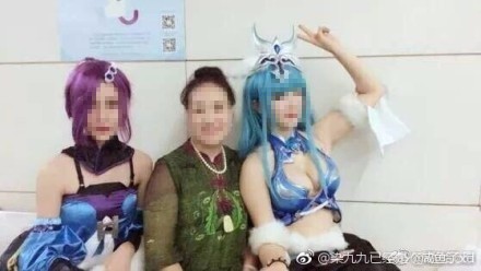 (網(wǎng)友發(fā)出的凝黛與阿姨的合影 圖片來(lái)自網(wǎng)絡(luò))