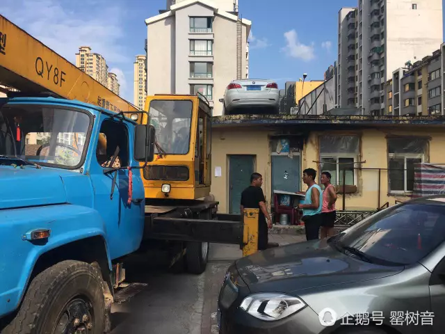 女司機(jī)與保安沖突停車堵門(mén) 物業(yè)雇吊車讓其上天