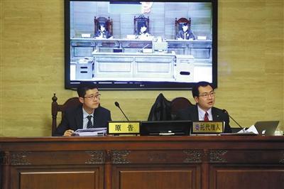 “小黃車”的商標(biāo)所有人“數(shù)人公司”代理律師稱，“ofo小黃車”侵犯了“小黃車”的注冊商標(biāo)。