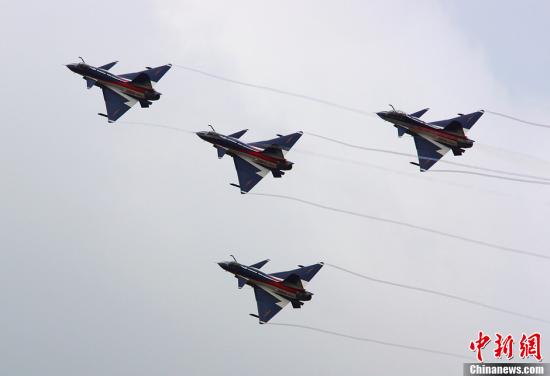 資料圖：殲-10表演機(jī)。<a target='_blank'  _fcksavedurl='http://www.chinanews.com/' _fcksavedurl='http://www.chinanews.com/'>中新社</a>發(fā) 申進(jìn)科 攝