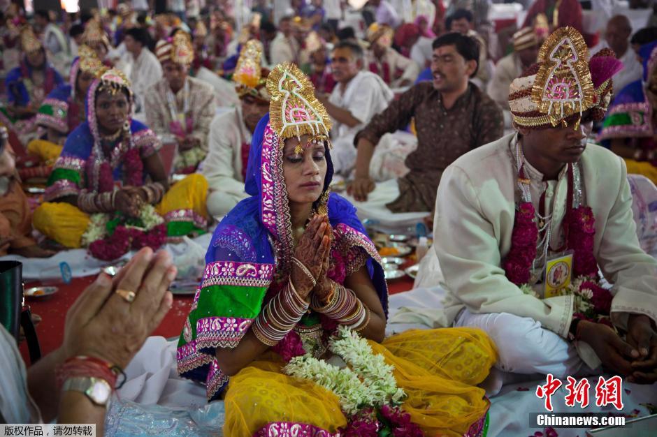 當?shù)貢r間2014年6月15日,印度新德里,印度政府為數(shù)百對貧困新人舉辦集體婚禮。