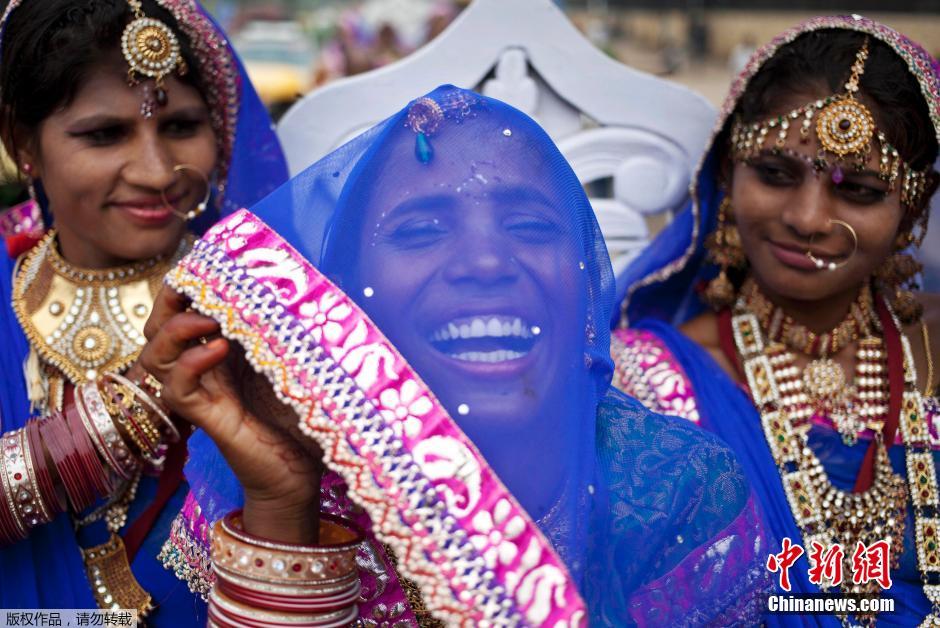 當?shù)貢r間2014年6月15日,印度新德里,印度政府為數(shù)百對貧困新人舉辦集體婚禮。