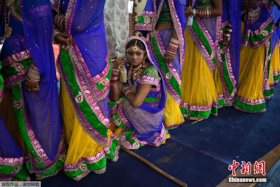 當?shù)貢r間2014年6月15日,印度新德里,印度政府為數(shù)百對貧困新人舉辦集體婚禮。